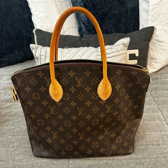 Authentic Louis Vuitton purse. Like new - Picture 3 of 8